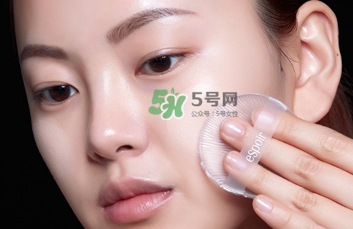 硅膠粉撲和海綿粉撲哪個好？硅膠粉撲和美妝蛋哪個好