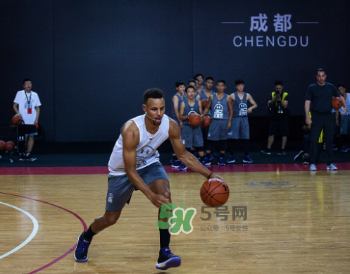 2017庫(kù)里亞洲行成都站上腳穿的球鞋是什么型號(hào)？