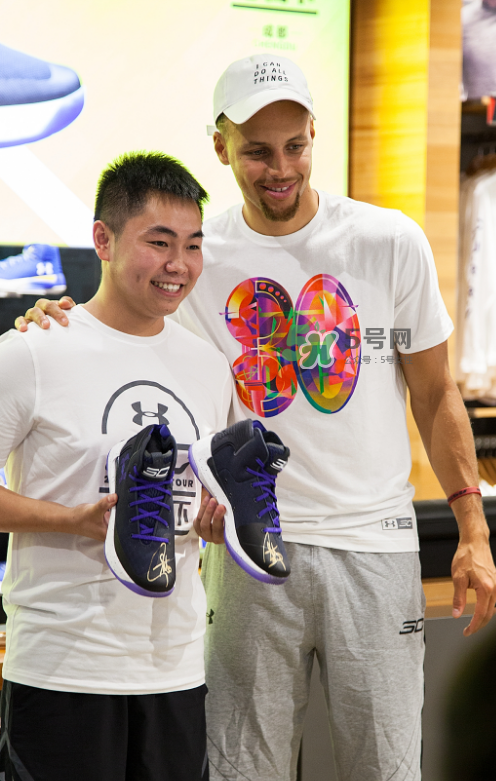 2017庫(kù)里亞洲行成都站上腳穿的球鞋是什么型號(hào)？