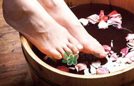 醋泡腳要把醋燒開嗎？白醋泡腳的正確方法