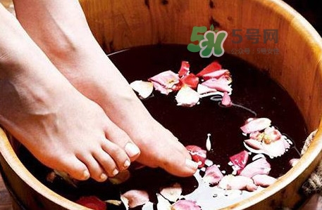 花椒水泡腳能降血壓嗎？泡腳是干花椒好還是鮮花椒好