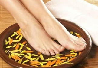 花椒水泡腳能降血壓嗎？泡腳是干花椒好還是鮮花椒好