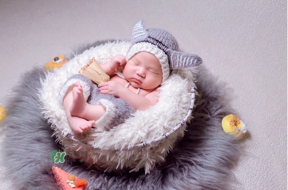 寶寶長(zhǎng)濕疹抹什么藥膏最好 寶寶濕疹抹什么管用 寶寶長(zhǎng)濕疹抹什么藥膏最好 寶寶濕疹抹什么管用