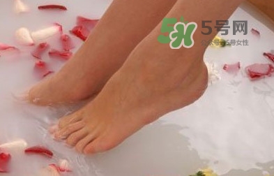 花椒水泡腳能降血壓嗎？泡腳是干花椒好還是鮮花椒好