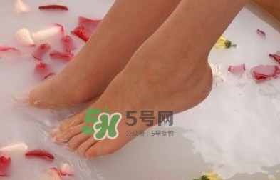 花椒水泡腳能治白發(fā)嗎？花椒水泡腳的禁忌