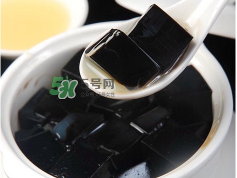 龜苓膏哪個牌子正宗？傳統(tǒng)的龜苓膏如何熬制