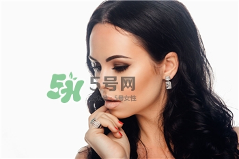 卸妝應(yīng)該怎么卸?卸妝時的正確擦臉方向 卸妝應(yīng)該怎么卸?卸妝時的正確擦臉方向