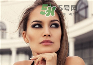 卸妝應(yīng)該怎么卸?卸妝時的正確擦臉方向 卸妝應(yīng)該怎么卸?卸妝時的正確擦臉方向