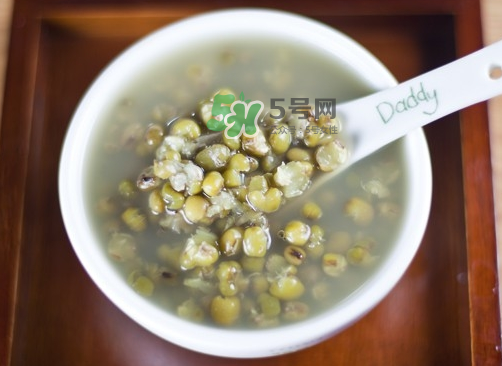 綠豆湯和牛奶能一起吃嗎？喝綠豆湯同時(shí)可以喝牛奶嗎？