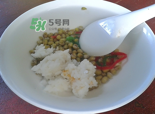 綠豆湯和牛奶能一起吃嗎？喝綠豆湯同時(shí)可以喝牛奶嗎？