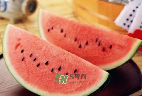 綠豆湯和西瓜可以同時(shí)吃嗎？綠豆湯可以和西瓜一起吃嗎？