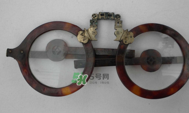 玳瑁眼鏡多少錢？玳瑁眼鏡如何選購？