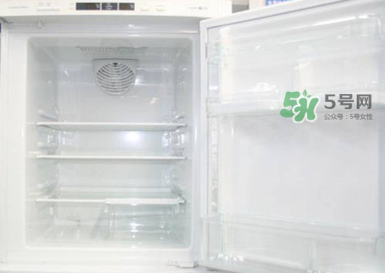 冰箱夏天溫度應該調(diào)到幾檔？冰箱里面冰太多怎么辦