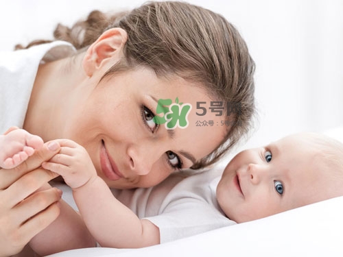 3~5個(gè)月的寶寶有多了解這個(gè)世界？寶寶睡眠習(xí)慣如何規(guī)范？