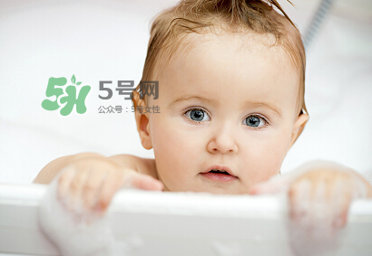 寶寶濕疹可以洗澡嗎？新生兒濕疹可以洗澡嗎？