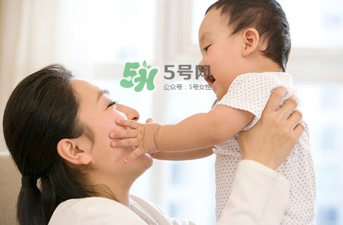 3~5個(gè)月的寶寶有多了解這個(gè)世界？寶寶睡眠習(xí)慣如何規(guī)范？