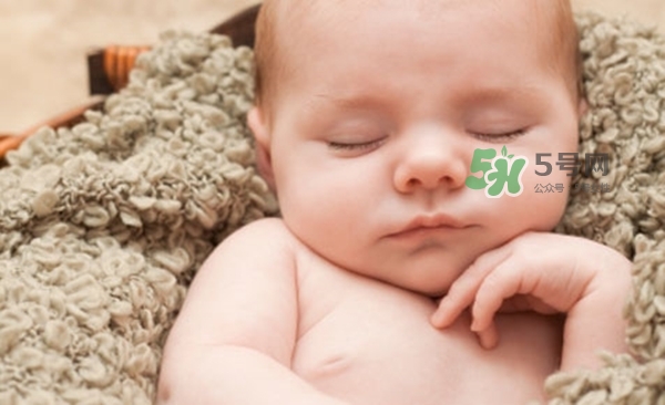 3~5個(gè)月的寶寶有多了解這個(gè)世界？寶寶睡眠習(xí)慣如何規(guī)范？