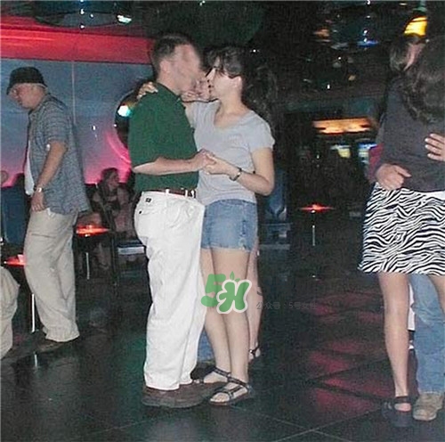 男人在公眾場合勃起如何化解尷尬？