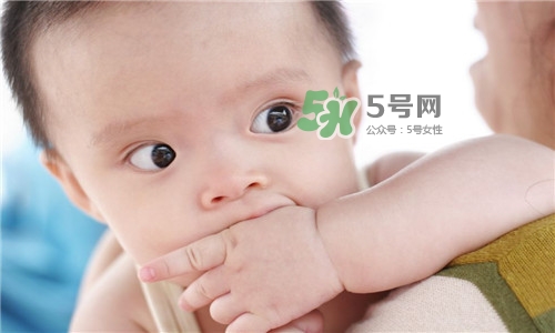 3~5個(gè)月的寶寶有多了解這個(gè)世界？寶寶睡眠習(xí)慣如何規(guī)范？