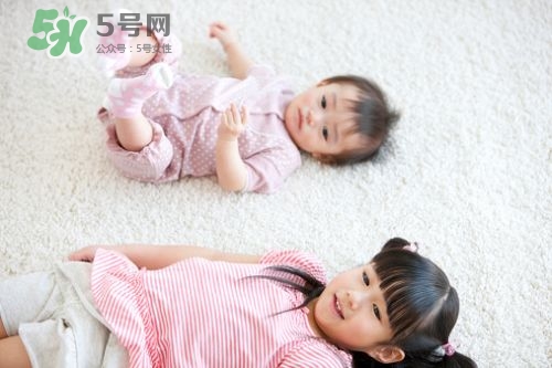 什么時(shí)候跟孩子分床睡好？嬰兒跟父母分房睡還是分床睡？