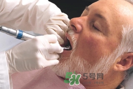 牙齒松動吃什么藥有效？牙齒松動是缺鈣嗎