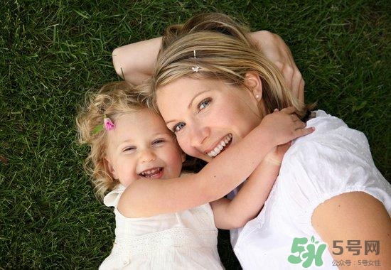 什么時(shí)候跟孩子分床睡好？嬰兒跟父母分房睡還是分床睡？