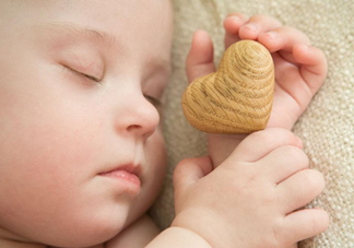 什么時候跟孩子分床睡好？嬰兒跟父母分房睡還是分床睡？