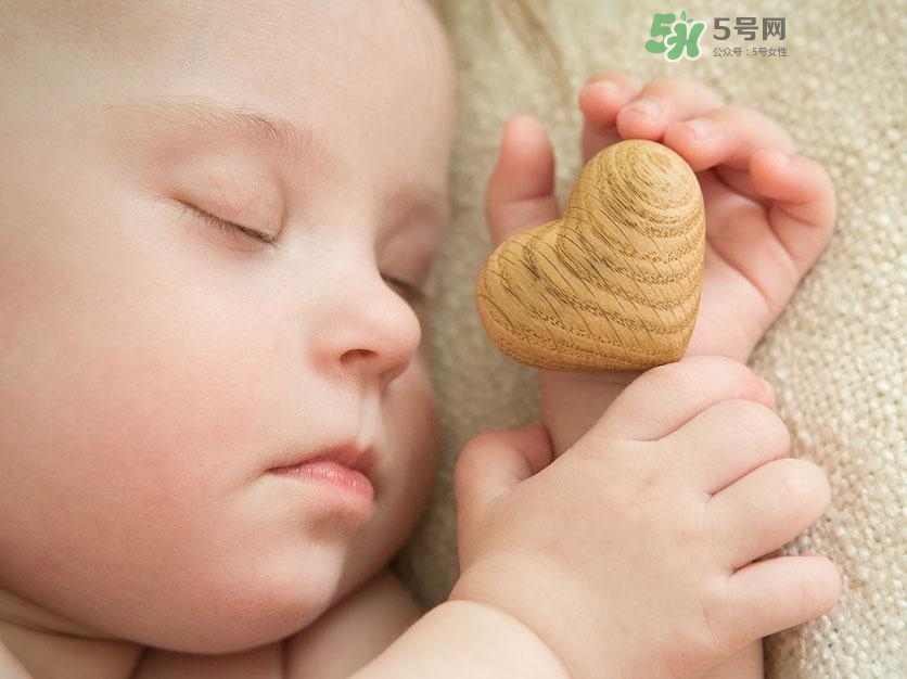 什么時(shí)候跟孩子分床睡好？嬰兒跟父母分房睡還是分床睡？