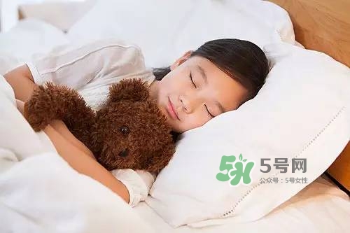 什么時(shí)候跟孩子分床睡好？嬰兒跟父母分房睡還是分床睡？