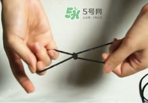 一字領怎么穿不會上滑？一字肩衣服老是往上滑怎么辦？