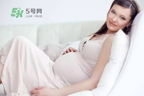 孕期肚皮癢是怎么回事？妊娠紋癢怎么辦？