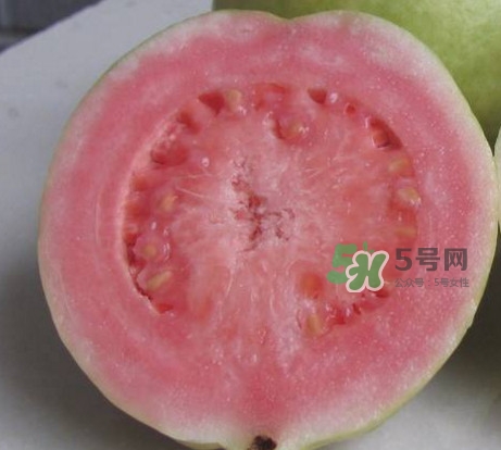 芭樂中間的籽可以吃嗎？芭樂榨汁籽要去嗎