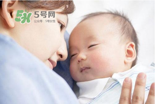 8月份坐月子穿什么衣服？八月份坐月子穿什么鞋？