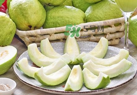 芭樂要削皮嗎？吃芭樂有什么好處？