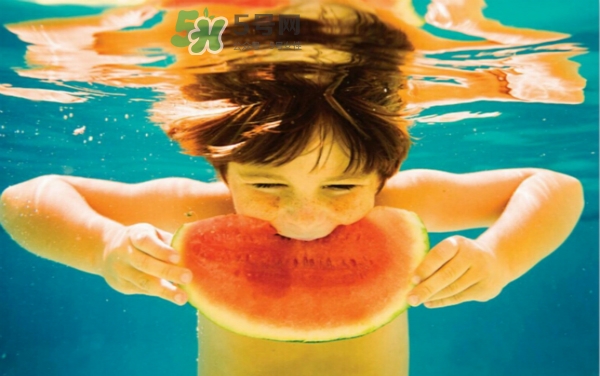 孩子尿床怎么去味？孩子尿床床墊怎么清理？