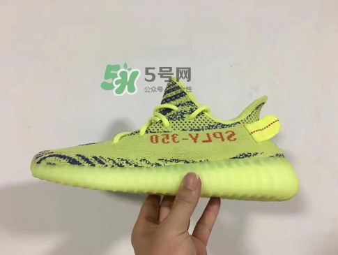 adidas yeezy boost 350 v2黃斑馬是夜光的嗎？