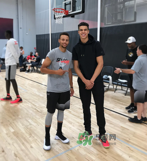 under armour curry4黑白配色什么時候發(fā)售？庫里第四代戰(zhàn)靴發(fā)售日期