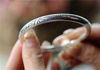 銀手鐲可以用牙膏洗嗎？銀手鐲可以用什么洗？