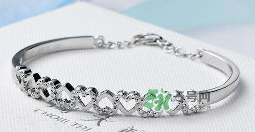 銀手鐲可以帶著洗澡嗎？銀手鐲洗澡能不能帶？