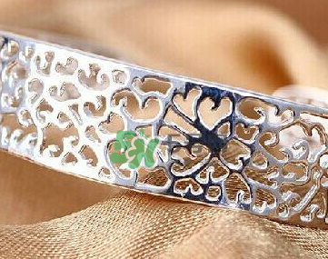 銀手鐲可以帶著洗澡嗎？銀手鐲洗澡能不能帶？