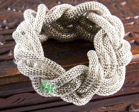 銀手鐲帶哪只手好？銀手鐲女性戴哪只手？