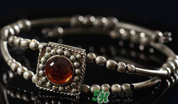 銀手鐲帶哪只手好？銀手鐲女性戴哪只手？