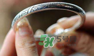 銀手鐲可以刮痧嗎？怎么用銀手鐲刮痧？