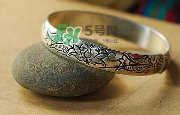 銀手鐲可以刮痧嗎？怎么用銀手鐲刮痧？