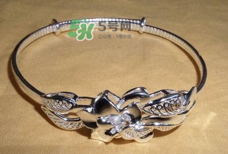 銀手鐲可以刮痧嗎？怎么用銀手鐲刮痧？