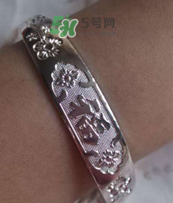 銀手鐲可以刮痧嗎？怎么用銀手鐲刮痧？