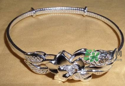 銀手鐲可以用牙膏洗嗎？銀手鐲可以用什么洗？