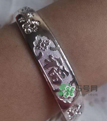 銀手鐲可以用牙膏洗嗎？銀手鐲可以用什么洗？