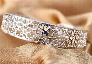 銀手鐲帶哪只手好？銀手鐲女性戴哪只手？