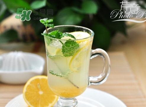 小蘇打和蘇打水一樣嗎？蘇打水和小蘇打的區(qū)別